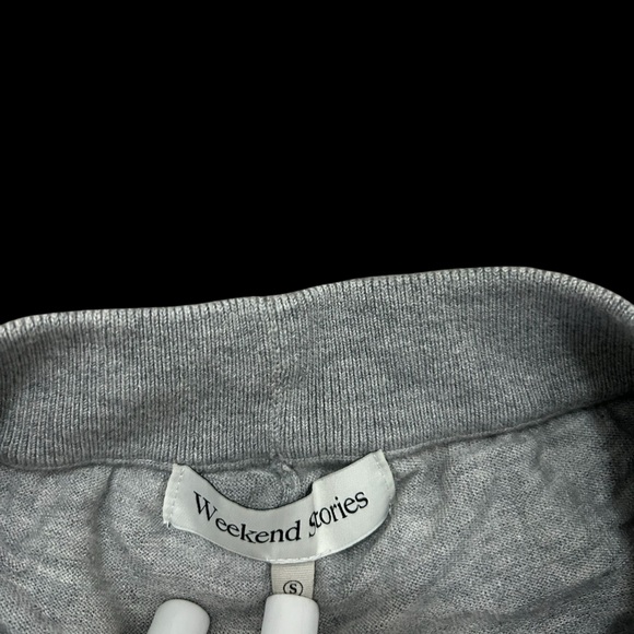 ✨Lightweight grey ribbed flare pants with a relaxed fit and elastic waistband✨ - Picture 4 of 4